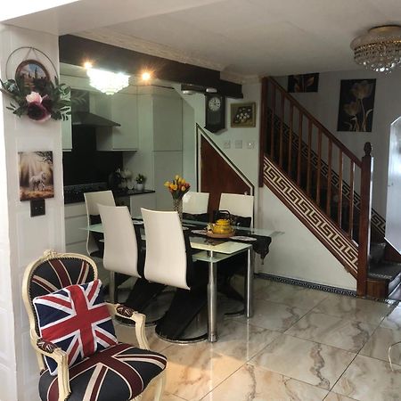 Cheerful 4 Bedroom House With Garden Free Parking ロンドン エクステリア 写真