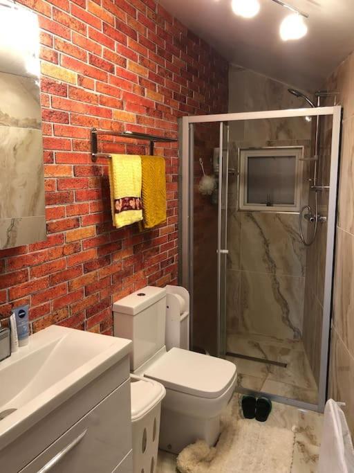 Cheerful 4 Bedroom House With Garden Free Parking ロンドン エクステリア 写真