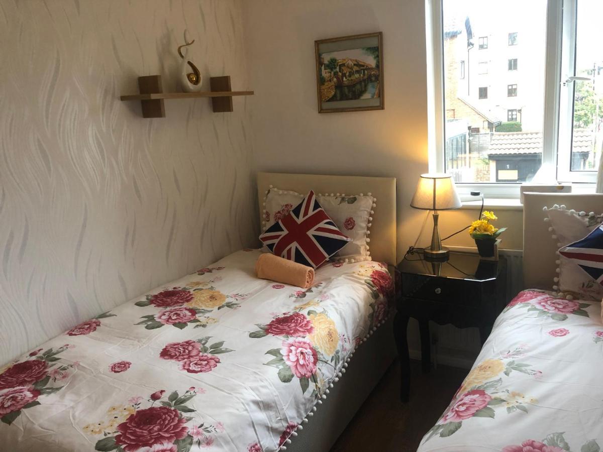 Cheerful 4 Bedroom House With Garden Free Parking ロンドン エクステリア 写真