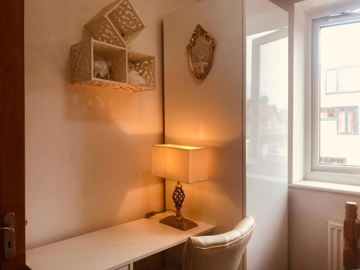 Cheerful 4 Bedroom House With Garden Free Parking ロンドン エクステリア 写真