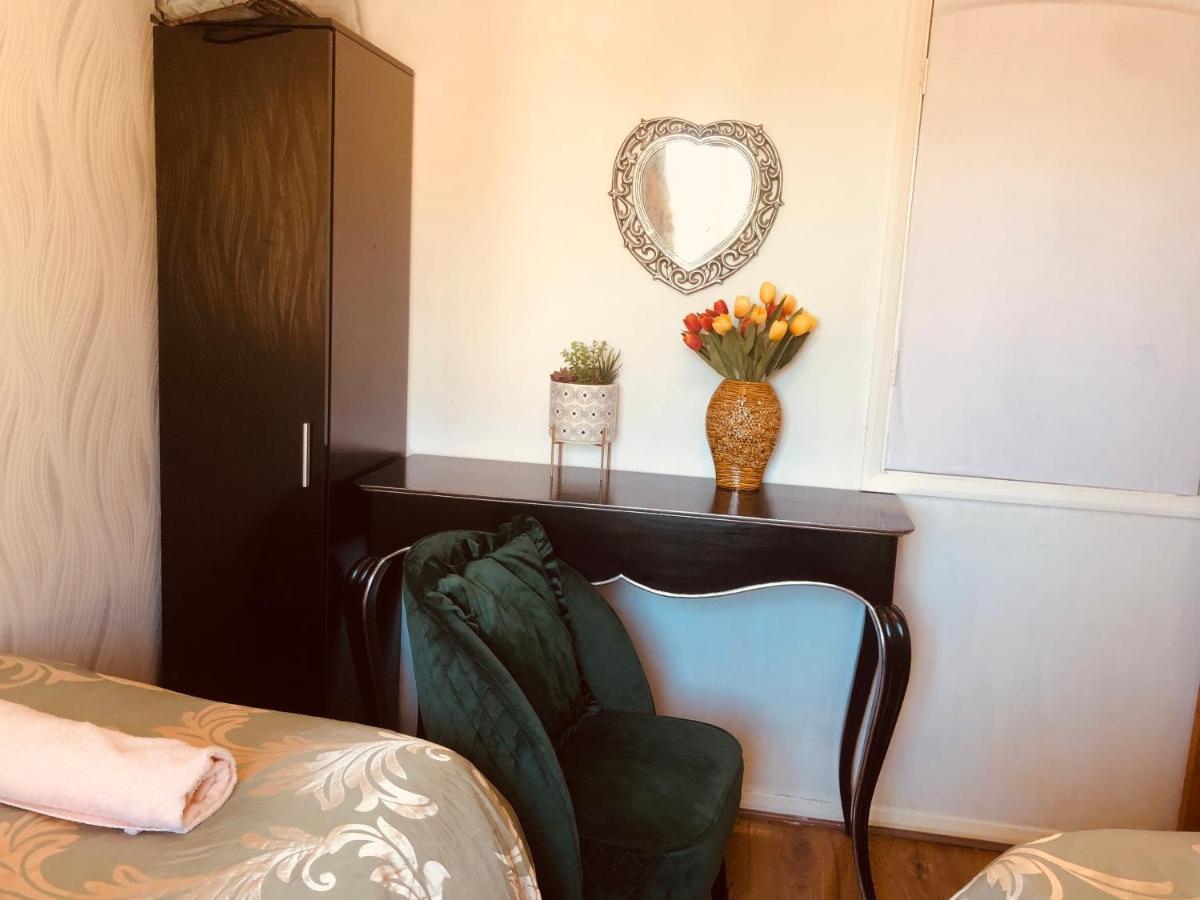 Cheerful 4 Bedroom House With Garden Free Parking ロンドン エクステリア 写真