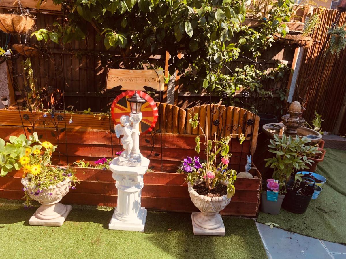 Cheerful 4 Bedroom House With Garden Free Parking ロンドン エクステリア 写真