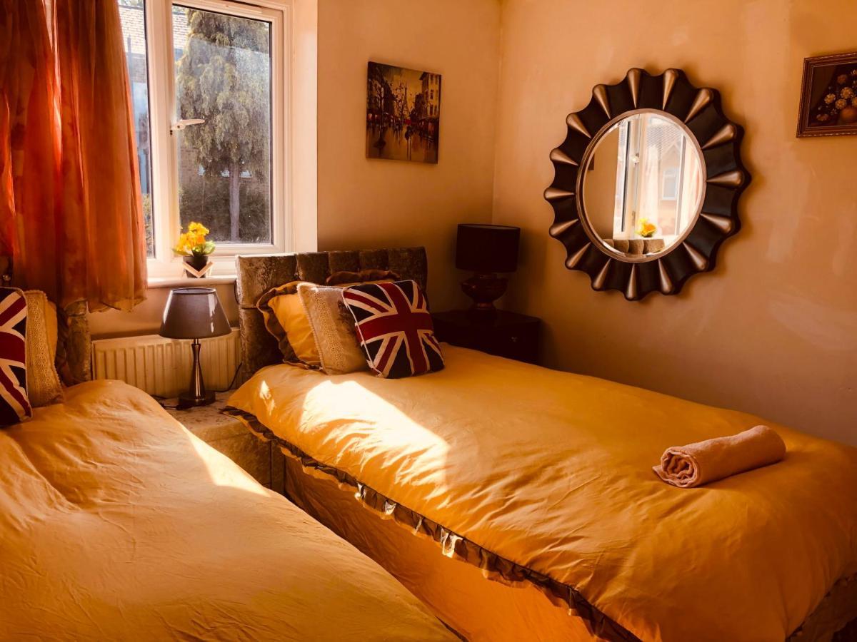 Cheerful 4 Bedroom House With Garden Free Parking ロンドン エクステリア 写真