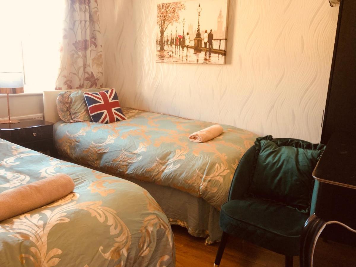 Cheerful 4 Bedroom House With Garden Free Parking ロンドン エクステリア 写真
