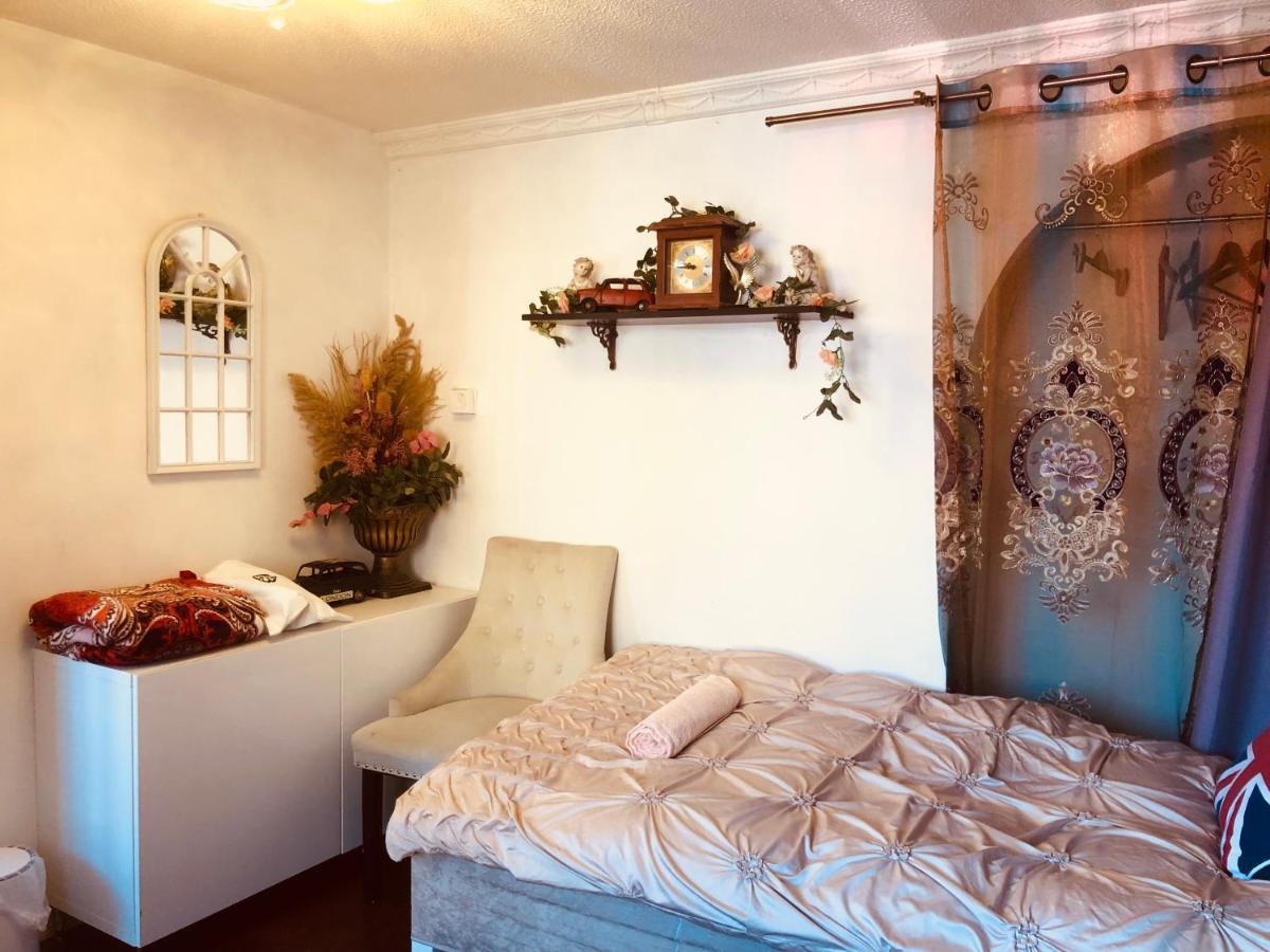 Cheerful 4 Bedroom House With Garden Free Parking ロンドン エクステリア 写真