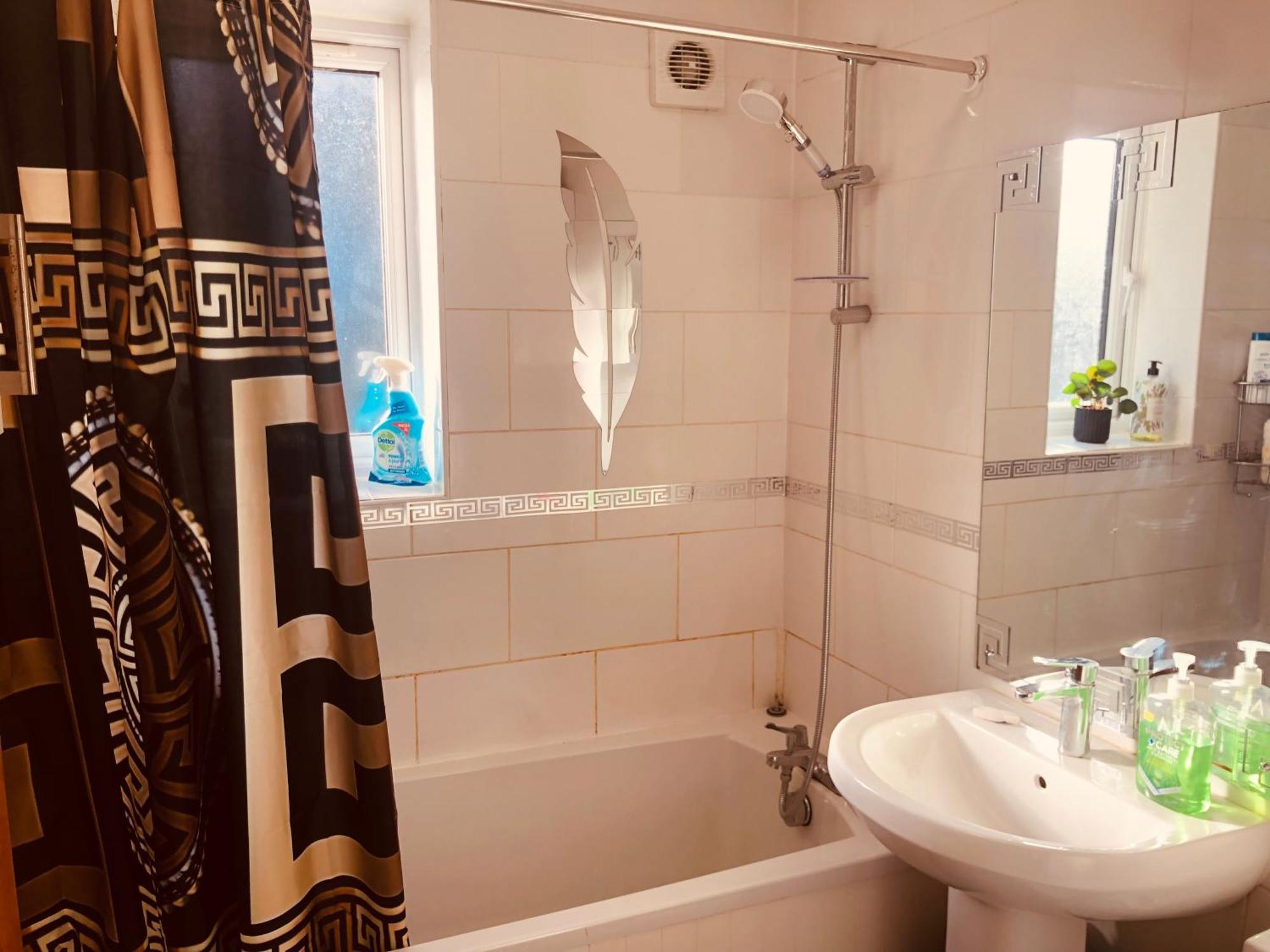 Cheerful 4 Bedroom House With Garden Free Parking ロンドン エクステリア 写真