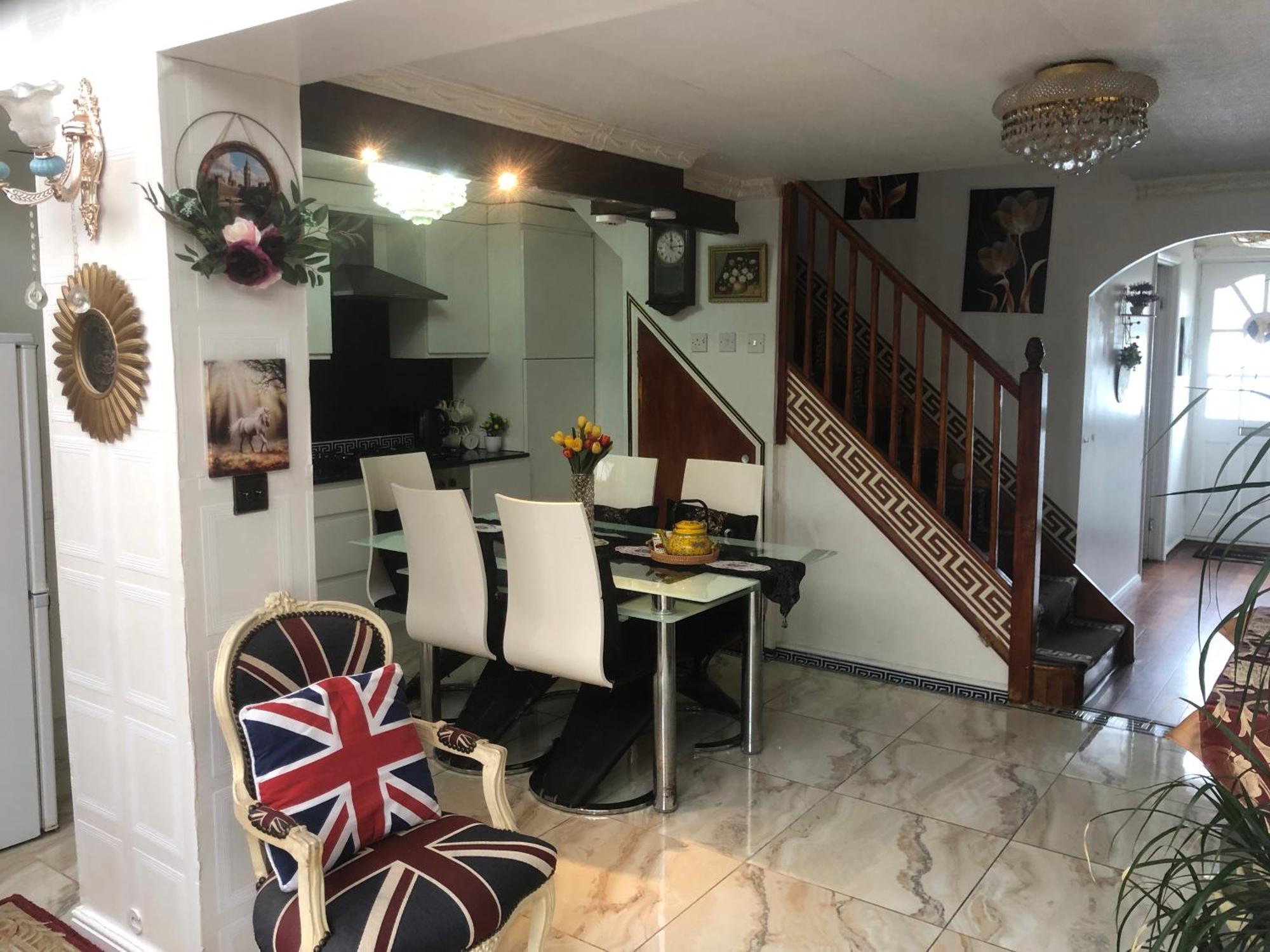 Cheerful 4 Bedroom House With Garden Free Parking ロンドン エクステリア 写真